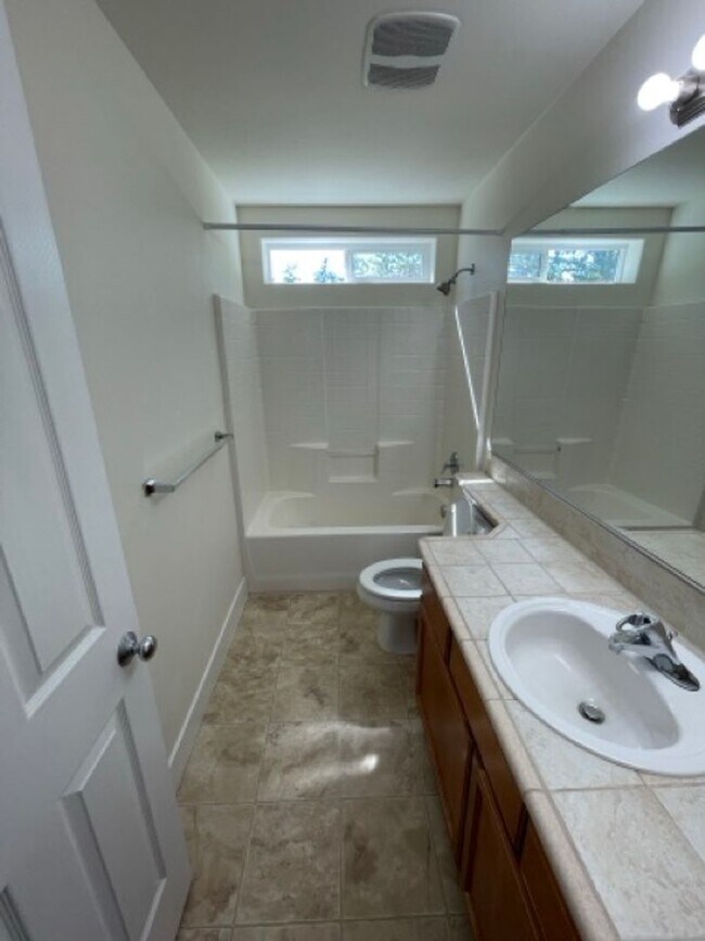 Building Photo - Extremely Spacious 5BD/3BTH Home For Lease...