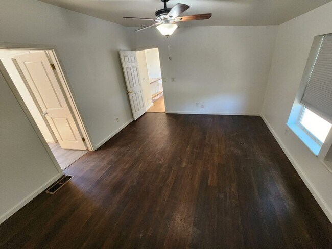 Building Photo - Charming 3 Bedroom + Den Home with Open Floor Plan, pet friendly,  garden area.