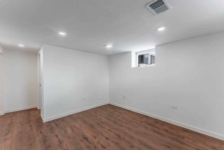 Building Photo - 125 S Main St