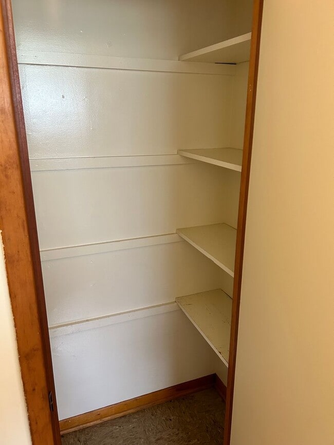 Building Photo - Conveniently located & short drive to Fort...