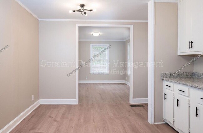 Building Photo - 489 Forest Ave