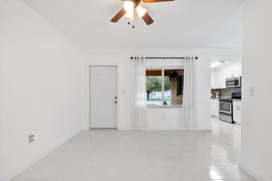 Building Photo - 934 E 22nd St