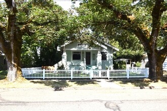 Building Photo - Beautiful Unique Home in Downtown Lebanon!