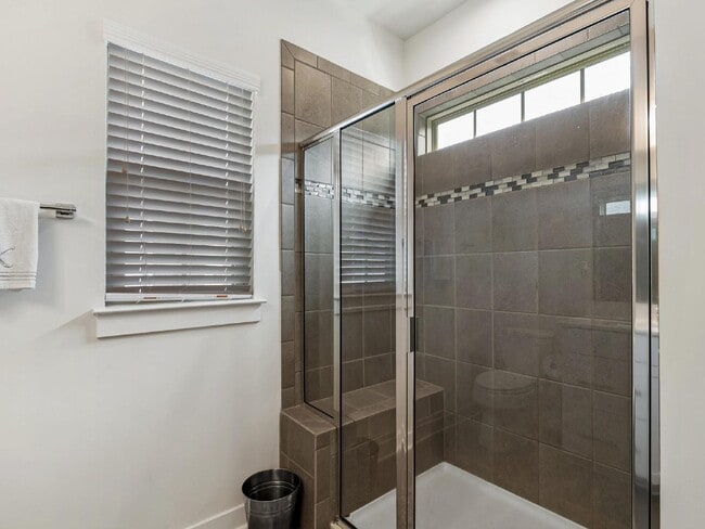 Building Photo - End unit townhome just minutes from uptown!!