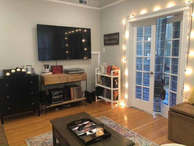 Building Photo - 1427 W Berwyn Ave