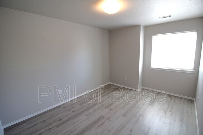 Building Photo - 1031 E Iowa Ave