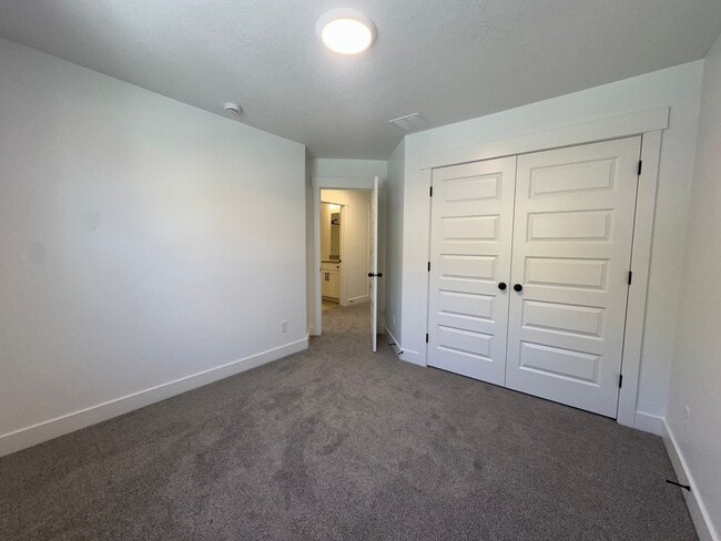 Building Photo - 5260 Acacia Dr