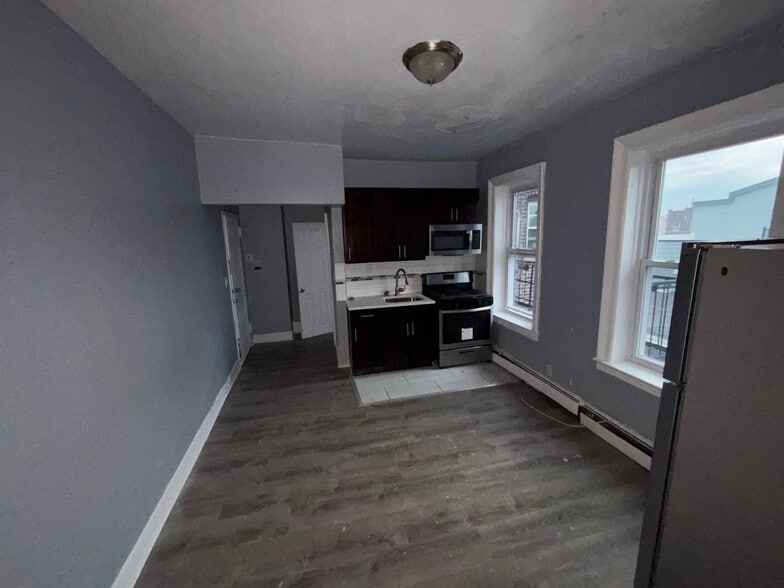 Building Photo - 149 Zabriskie St