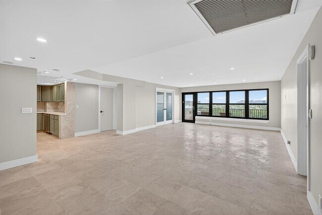 Building Photo - 3200 Port Royale Dr N