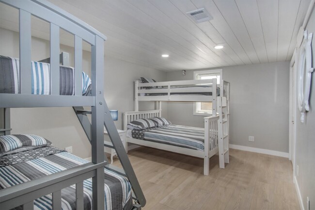 Building Photo - 2245 Lakeshore Dr