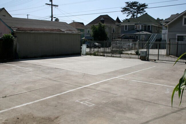 Parking area - 1033 S Bonnie Brae St