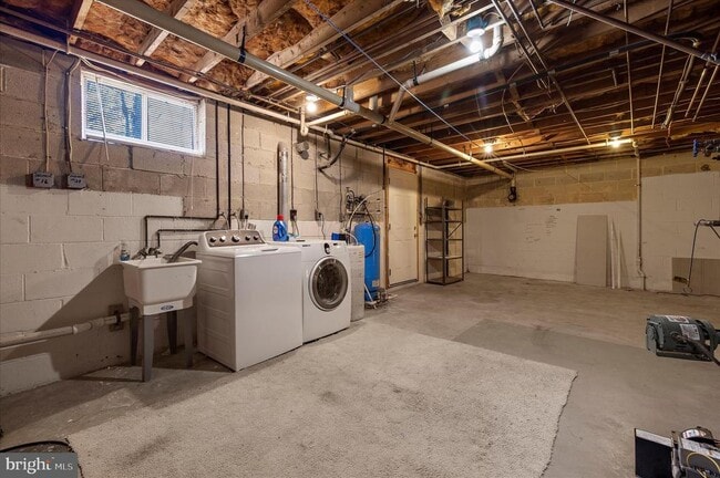 Building Photo - 7643 Paradise Beach Rd