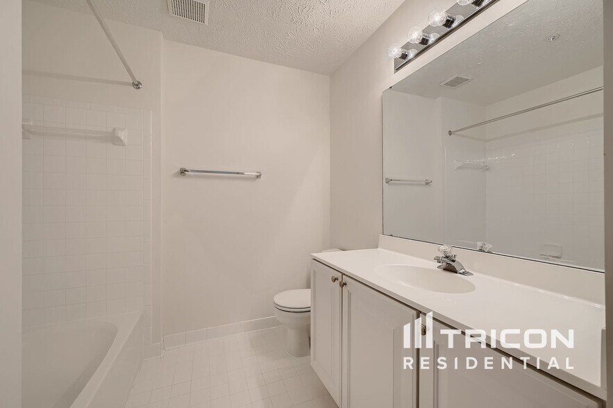 Building Photo - 9851 Bayline Cir