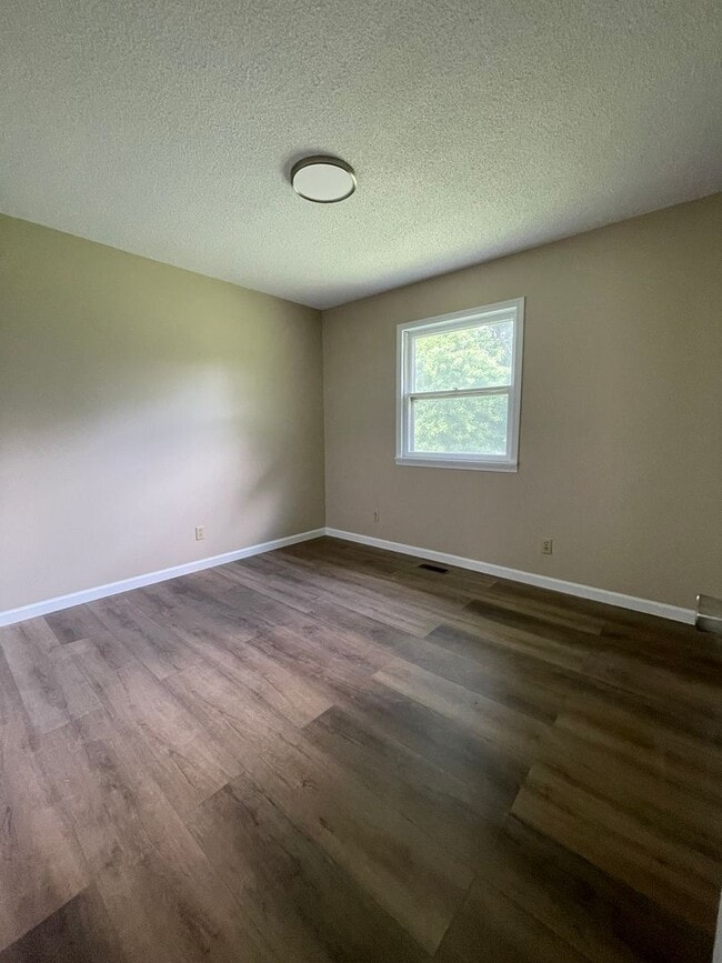 Building Photo - 3 Bedroom house FOR RENT in Bowling Green, MO