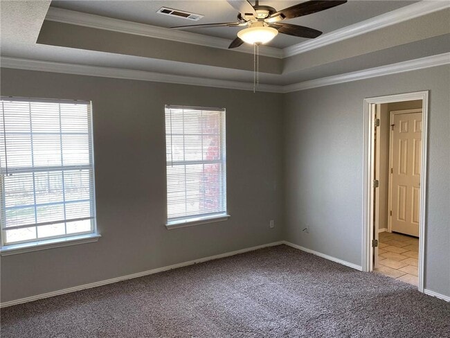 Building Photo - 4902 Hawthorne Way