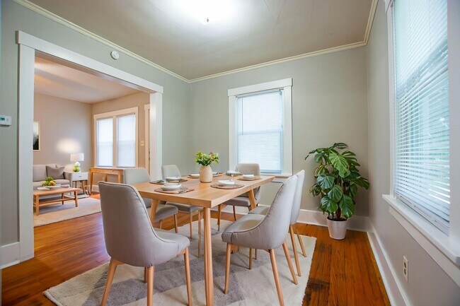 Building Photo - 2 Bedroom / 1 Bath Duplex with Garage in Askarben!