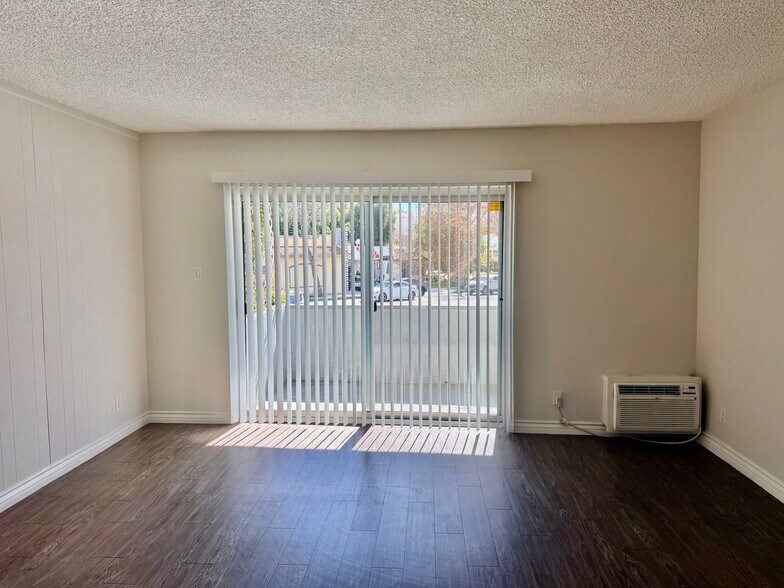 Building Photo - 1595 E Chevy Chase Dr