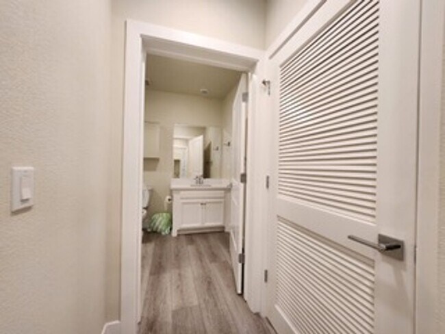 Building Photo - Upscale 2/2 Apartment in The Cannery!