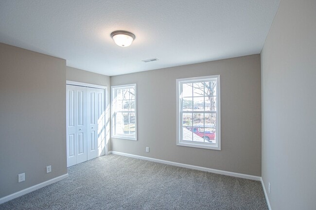 Building Photo - Like New Two Bedroom!