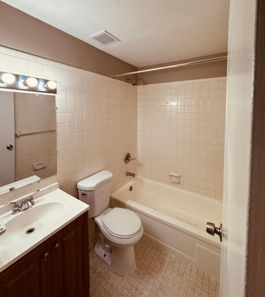 Building Photo - 2602 Chesterfield Ct