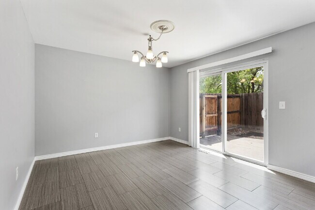 Building Photo - Southgelnn Townhome - 3 Bedrooms - 3 Bathr...