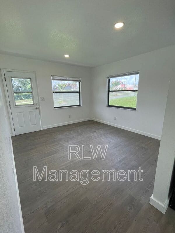 Building Photo - 117 Cherry Ave