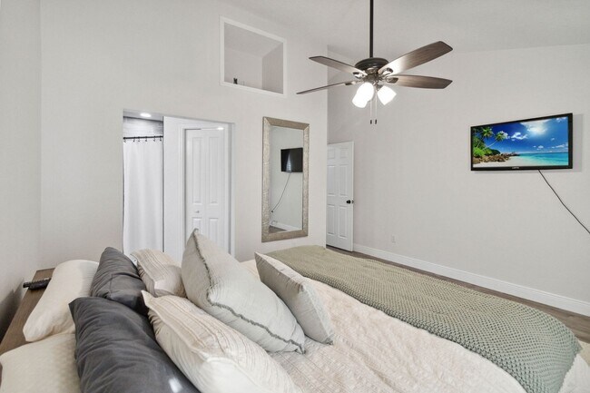 Building Photo - MOVE-IN SPECIAL - Beautiful 3/2 Home in Ba...