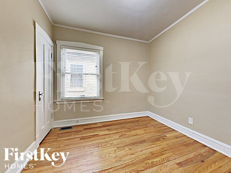 Building Photo - 5143 W Fletcher St