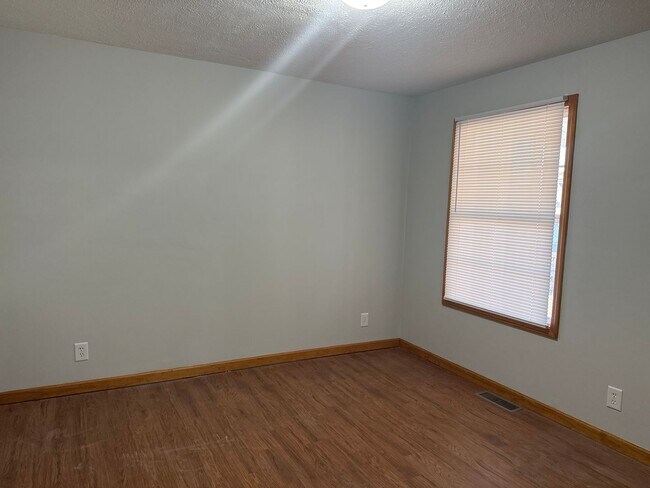 Building Photo - Newly renovated west side duplex with full basement!
