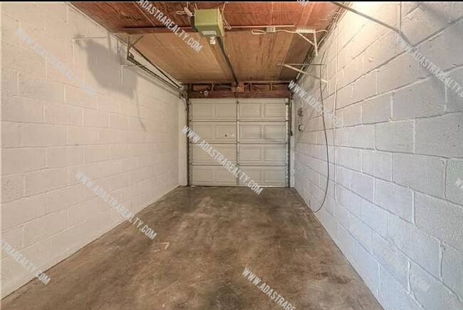 Building Photo - Beautiful Roeland Park Ranch-Available NOW!!