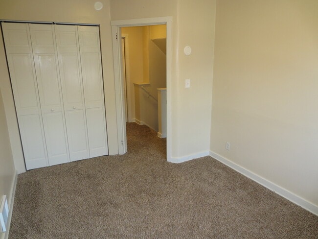 Building Photo - 341 Hemlock Dr