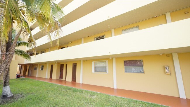 Building Photo - 9180 Fontainebleau Blvd