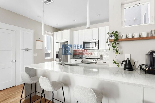 Building Photo - 1262 Yates St