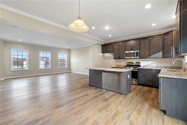 Building Photo - 2858 Canterbury Dr