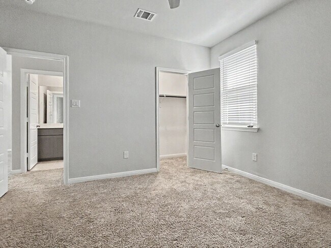Building Photo - Modern New Braunfels Home with Flexible Upstairs Living Spaces