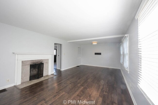 Building Photo - Charming 2 Bed, 1 Bath Duplex with House-L...