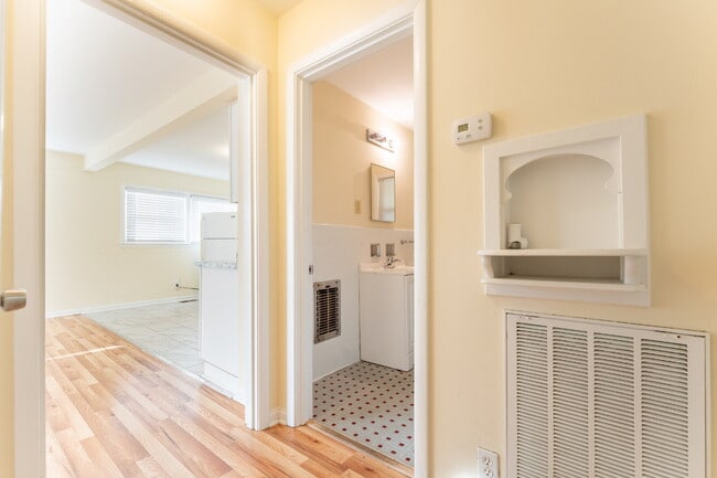 Building Photo - Donelson 3 Bedroom 2 Bath Apartment in Duplex