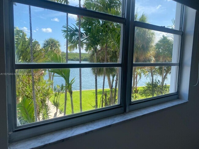 Building Photo - 500 Bayview Dr