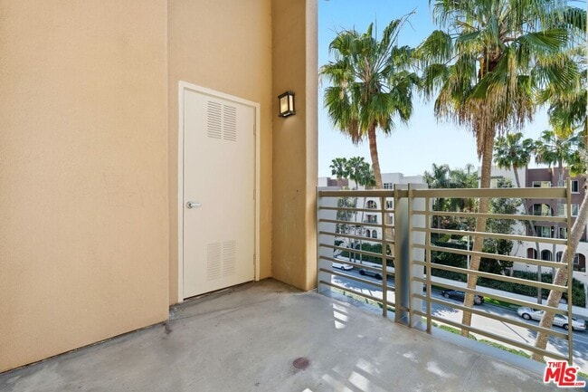 Building Photo - 5831 Seawalk Dr