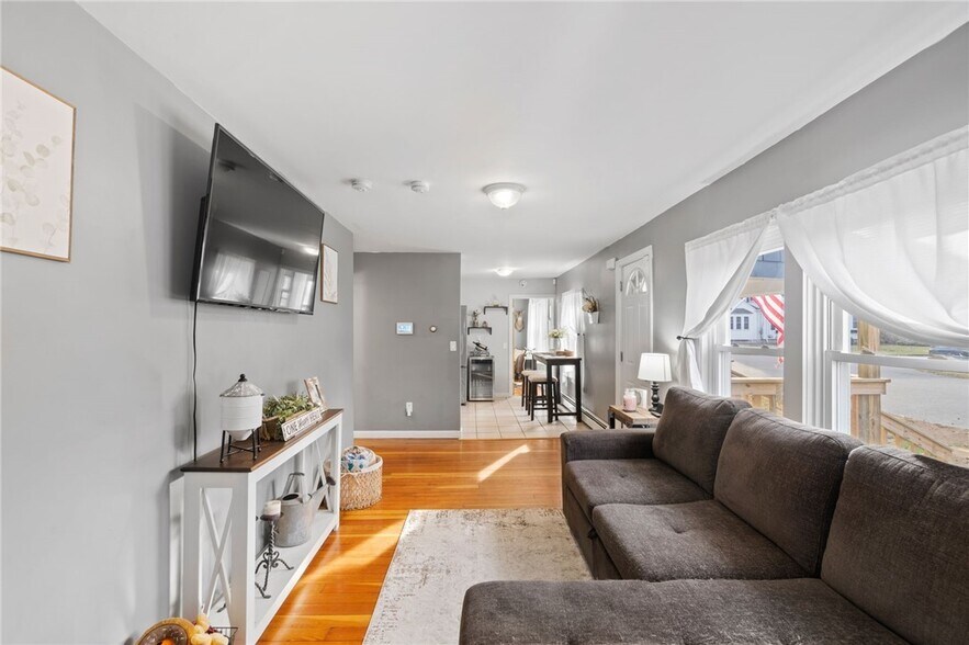 Living room - 16 Brownlee Blvd