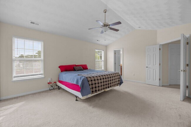 Building Photo - Spacious 5BR Home with Large Backyard in Quiet Chesapeake Neighborhood!