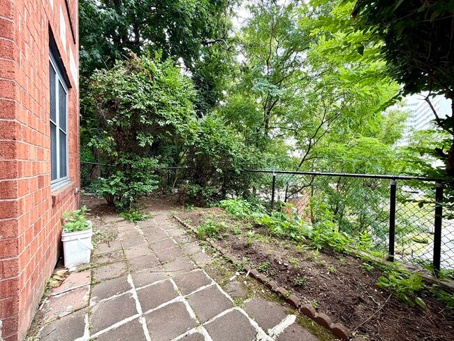 Building Photo - 26 Ellingwood St