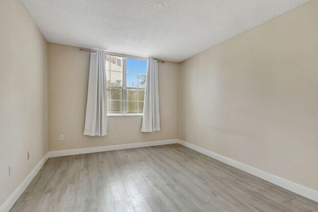 Building Photo - 780 S Sapodilla Ave