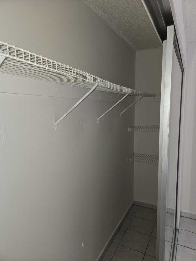 Large closet with racks.closet grande - 4045 SW 107th Ct