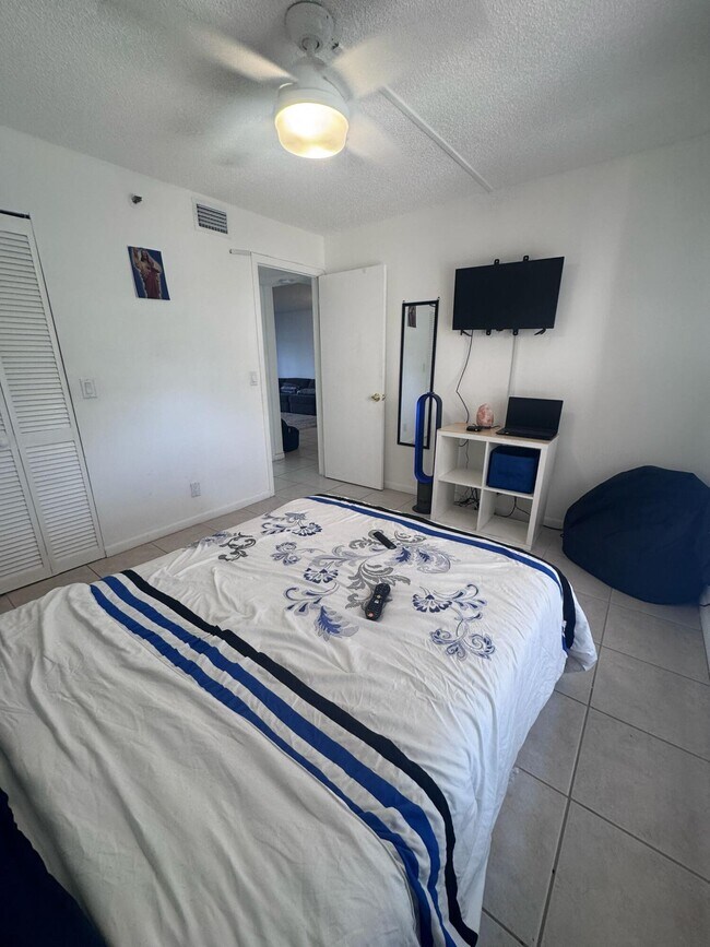 Building Photo - 4640 Lucerne Lakes Blvd W