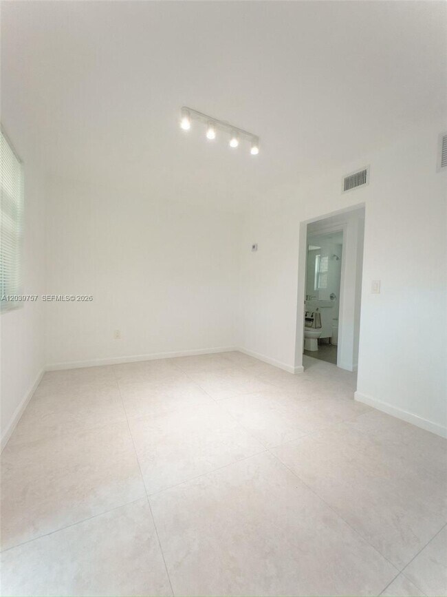 Building Photo - 3676 Oak Ave