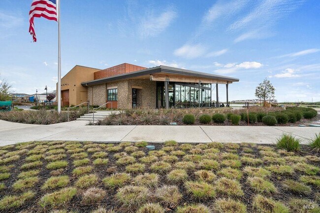 Building Photo - 2451 Lake Club Dr