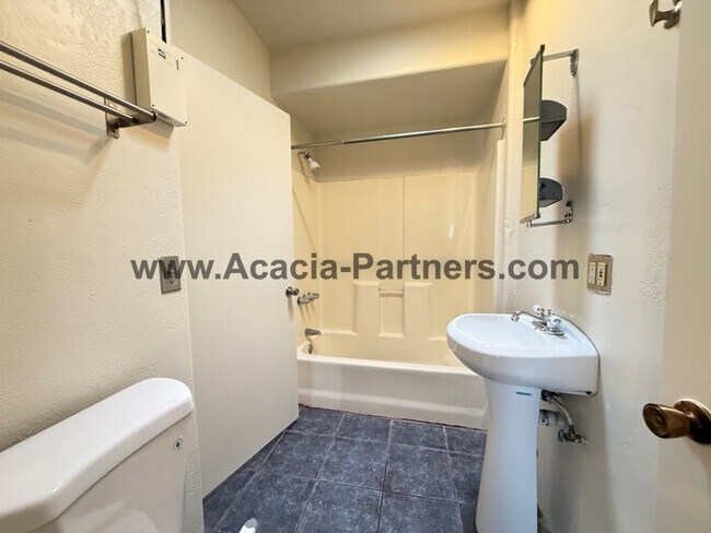 Building Photo - Spacious Four Bedroom Home