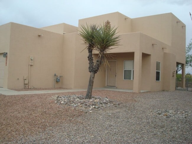 Building Photo - Cute Townhouse in Desirable Area- Close to...