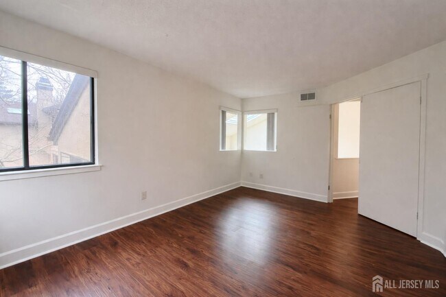 Building Photo - 470 Sayre Dr